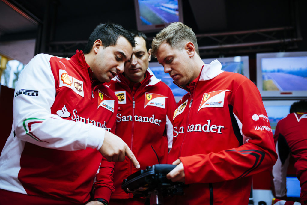 Vettel mit seinen Ingenieuren. Copyright: Ferrari