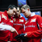 Vettel mit seinen Ingenieuren. Copyright: Ferrari