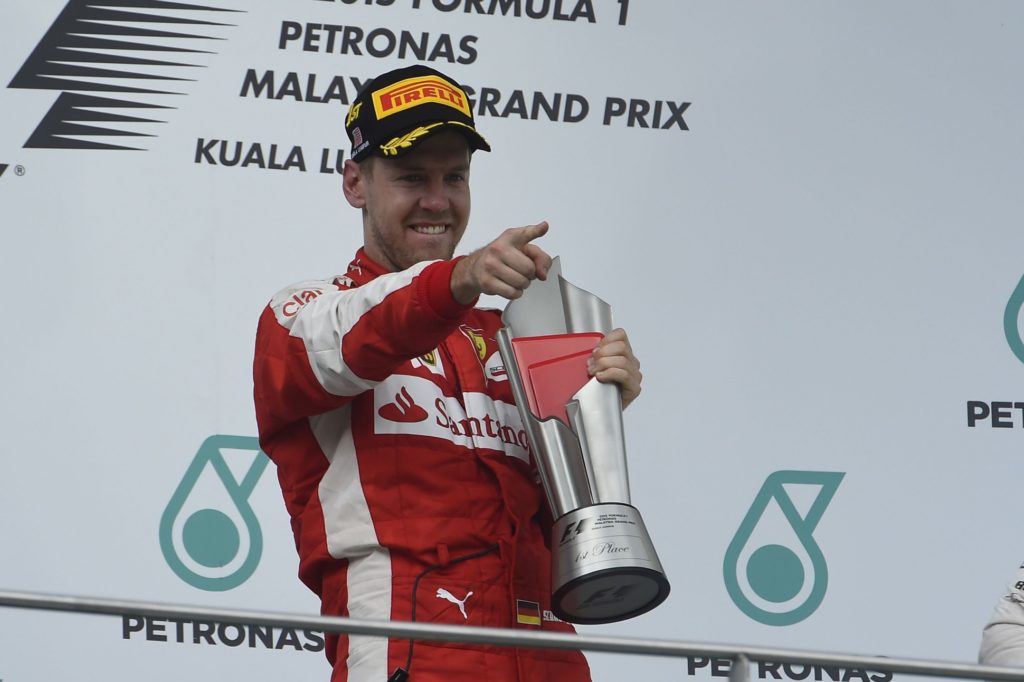Vettel auf dem Siegerpodest in Malaysia. Copyright: Ferrari