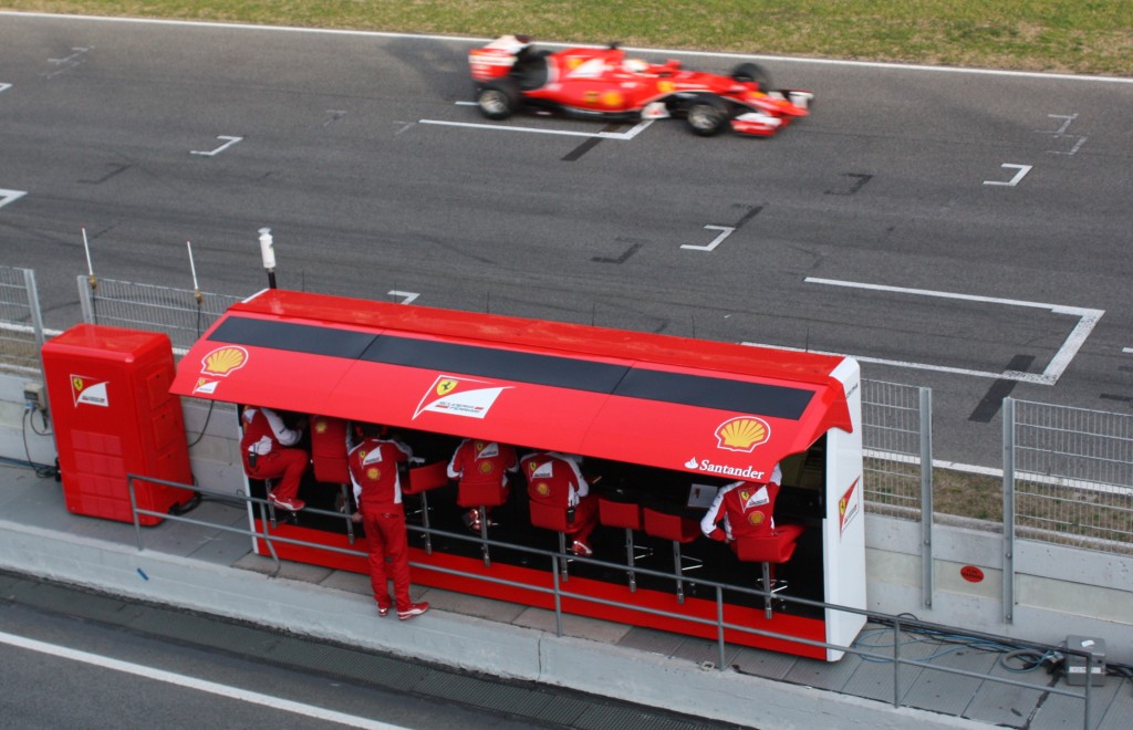 Vettel fährt im Ferrari am Kommandostand vorbei. Copyright: F1-insider.com