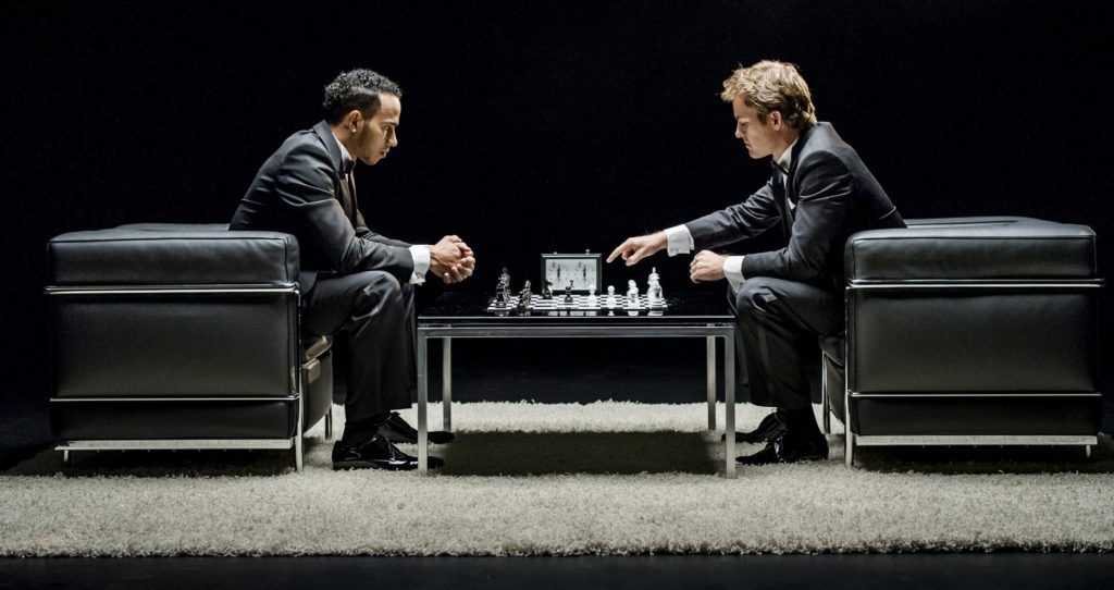 Lewis Hamilton und Nico Rosberg beim Schach. Copyright: Mercedes