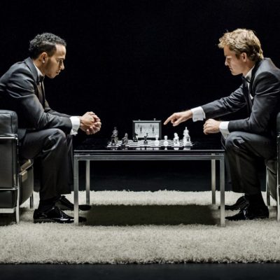 Lewis Hamilton und Nico Rosberg beim Schach. Copyright: Mercedes