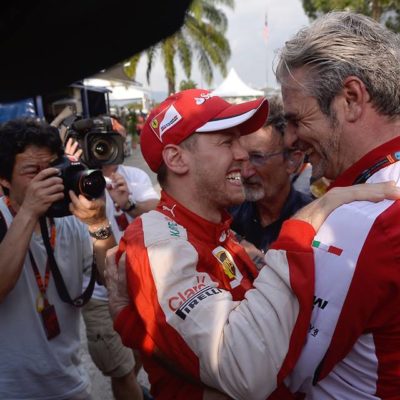 Vettel und Arrivabene nach dem Sieg. Copyright: Ferrari