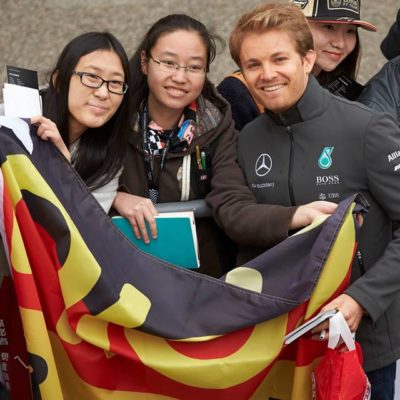 Rosberg mit Fans in Shanghai. Quelle: Mercedes