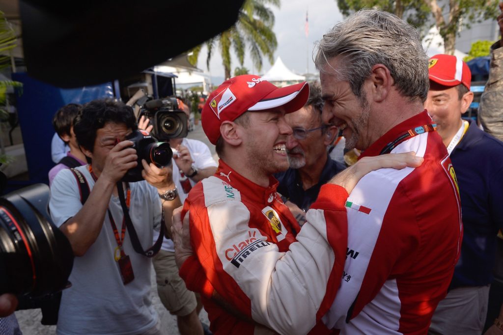 Vettel und sein Ferrari-Teamchef Arrivabene. Copyright: Ferrari