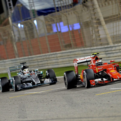 Ferrari und Mercedes in Bahrain. Copyright: Mercedes