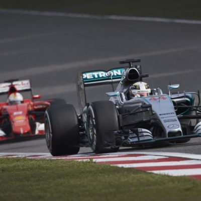 Hamilton vor Vettel in China. Copyright: Mercedes