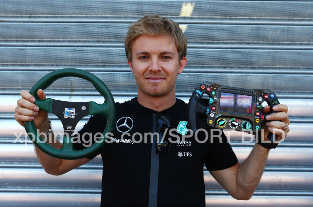 Nico Rosberg vergleicht sein Lenkrad mit dem seines Vaters aus 1983. Copyright: Thanks to Russell Batchelor from xpbimages.com