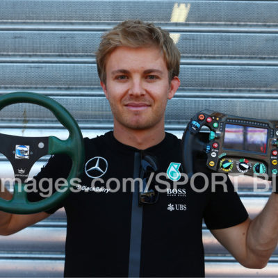 Nico Rosberg vergleicht sein Lenkrad mit dem seines Vaters aus 1983. Copyright: Thanks to Russell Batchelor from xpbimages.com