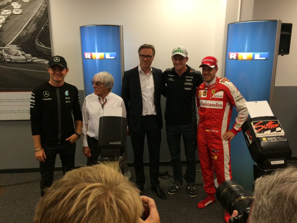 Ecclestone inmitten der deutschen Fahrer bei der Verkündung des RTL-Vertrags. Copyright: F1-insider.com