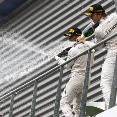 Hamilton und Rosberg auf dem Podium in Spa. Copyright: Mercedes