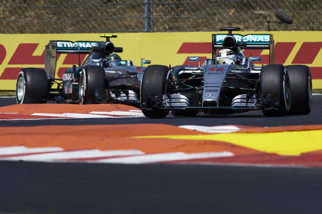 Hamilton vor Rosberg in Ungarn. Copyright: Mercedes