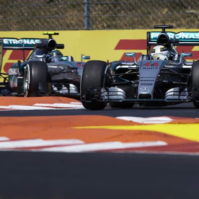 Hamilton vor Rosberg in Ungarn. Copyright: Mercedes