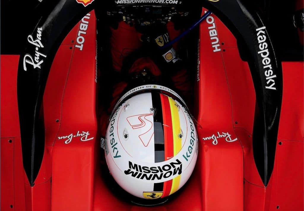 Vettel Helm Ferrari