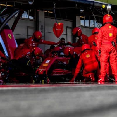 Vettel beim Ferrari-Boxenstopp. Credit: Ferrari