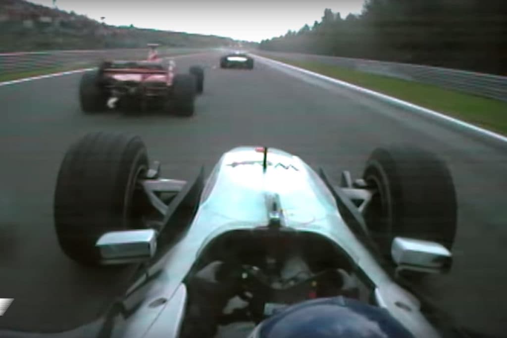 Mika Häkkinen überholt Michael Schumacher beim Überrunden von Ricardo Zonta. Credit: F1/Youtube