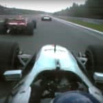 Mika Häkkinen überholt Michael Schumacher beim Überrunden von Ricardo Zonta. Credit: F1/Youtube