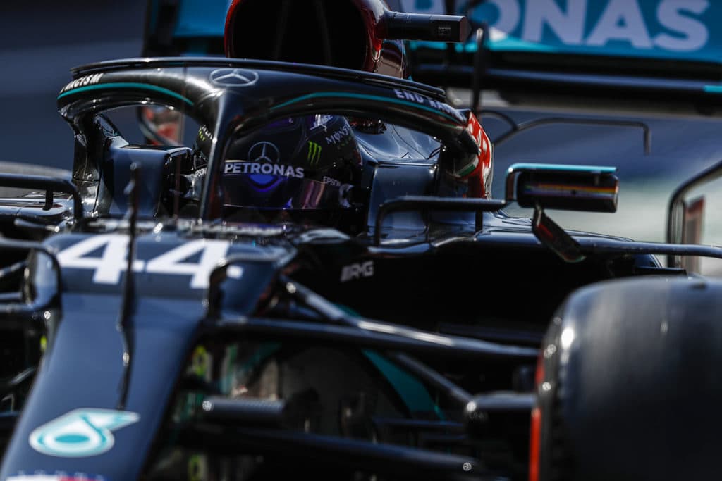 Lewis Hamilton nimmt Bottas in schutz. Credit: LAT/Mercedes