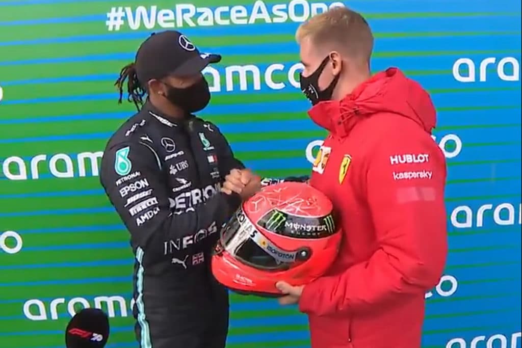 Mick Schumacher überreicht Lewis Hamilton einen Helm von Michael Schumacher Credit: F1 TV