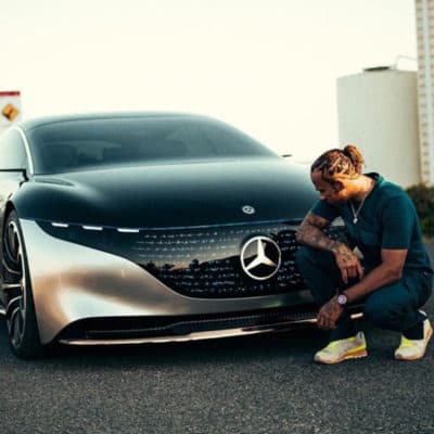 Lewis Hamilton vor dem Mercedes-Benz EQS Credit: Hamilton/Twitter