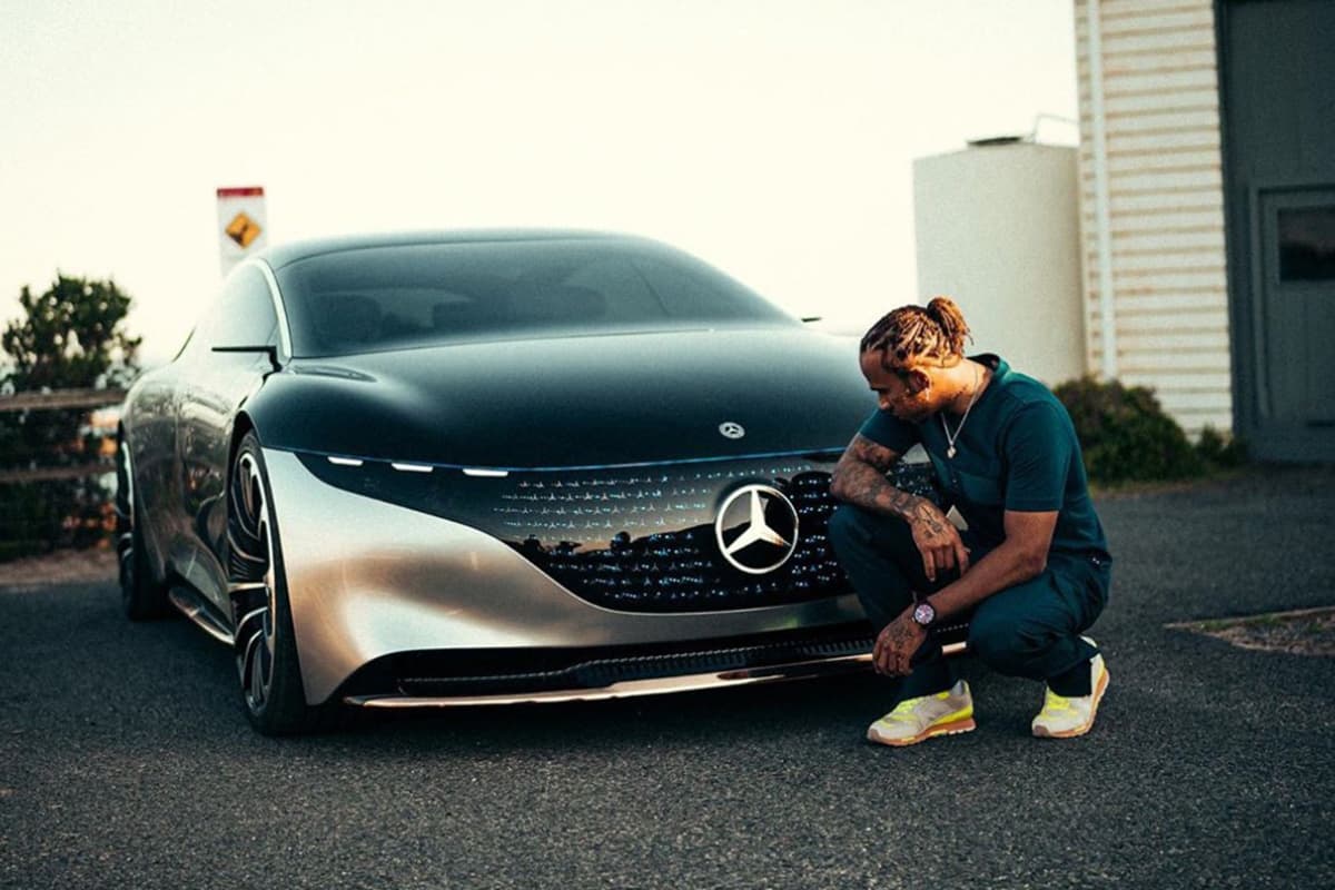 Lewis Hamilton vor dem Mercedes-Benz EQS Credit: Hamilton/Twitter
