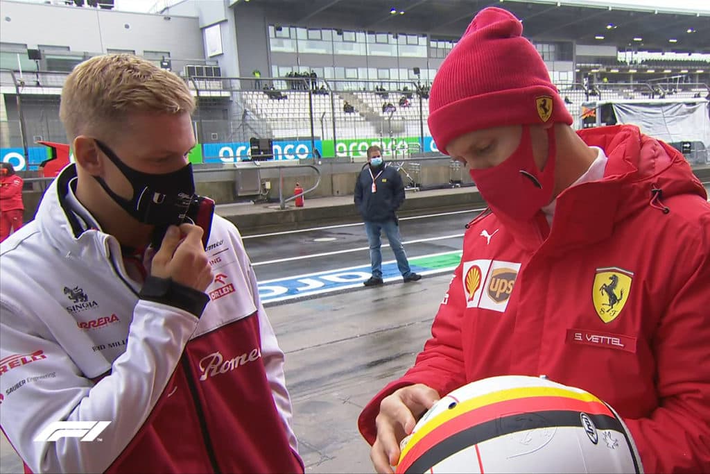 Mick Schumacher und Sebastian Vettel hatten reichlich zeit sich zu unterhalten. Eifel Grand Prix