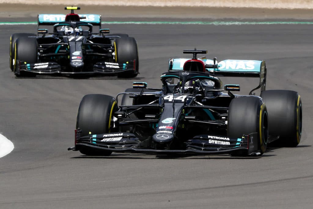 Lewis Hamilton vor Valtteri Bottas Credit: LAT/Mercedes
