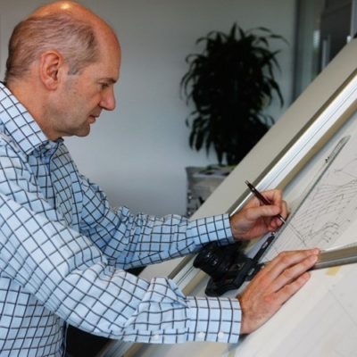 Adrian Newey am Zeichenbrett. Credit: Red Bull