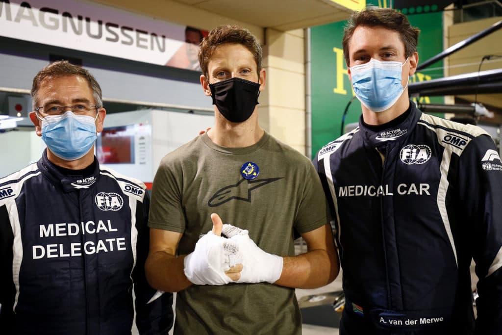 Romain Grosjean mit Dr. Ian Roberts und Medical Car Fahrer Alan van der Merwe