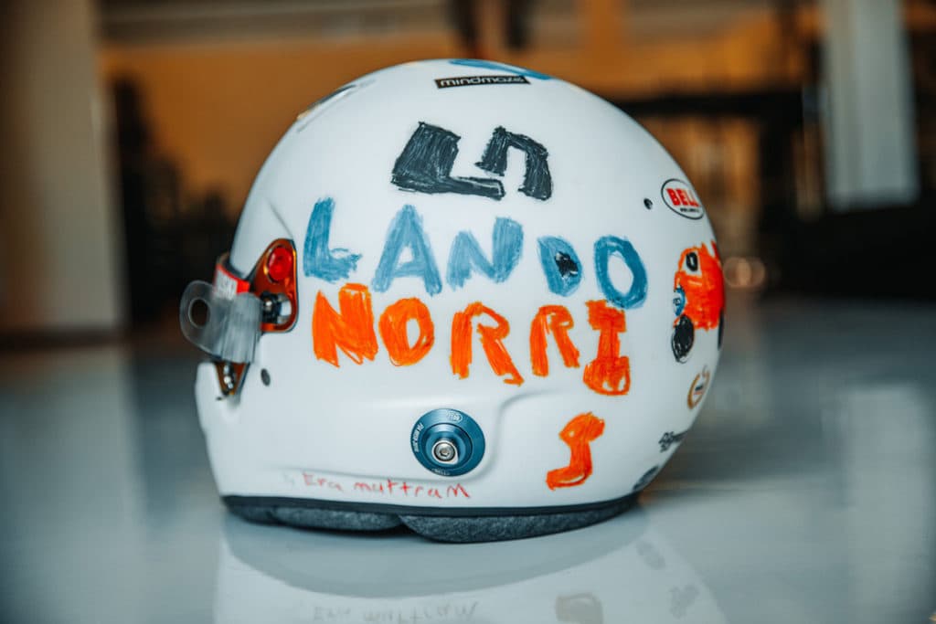 Lando Norris fuhr mit einem Helmdesign, der von dem 6-jährigen Mädchen Eva designt wurde. Credit: Norris/Twitter