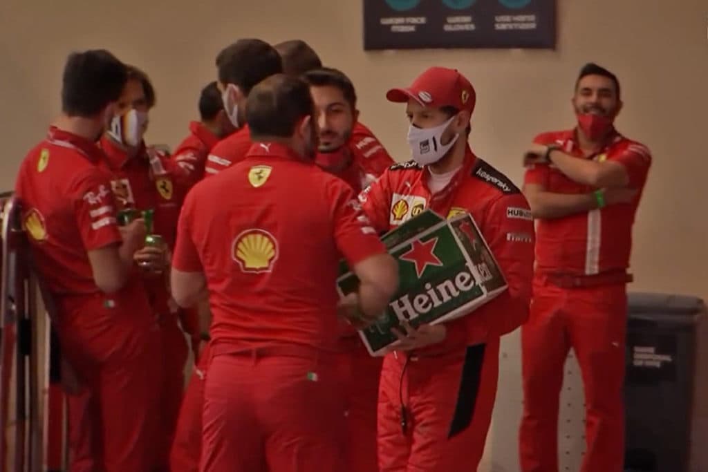 Vettel spendiert dem Team nach dem Rennen Bier