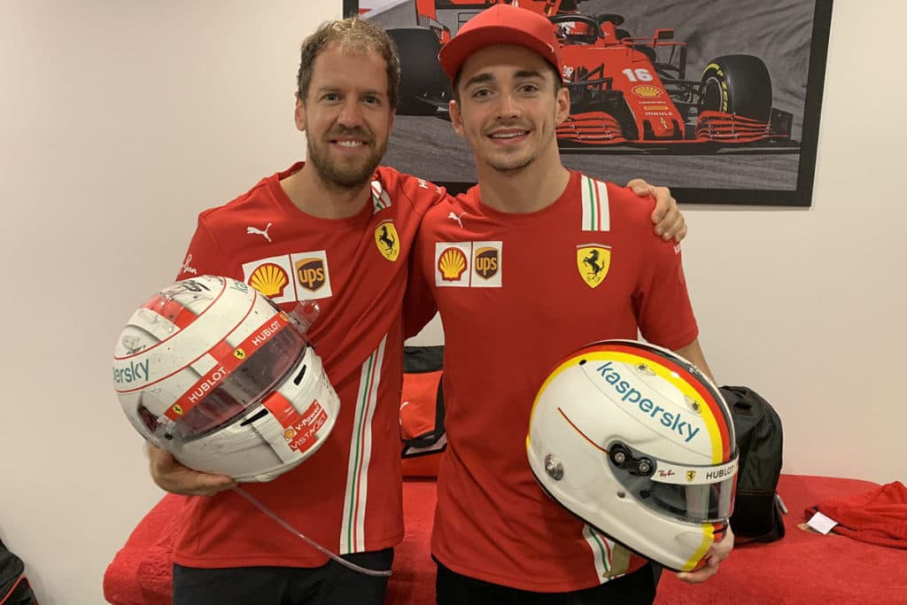Sebastian Vettel und Charles Leclerc tauschen die Helme