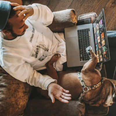 Lewis Hamilton (Mercedes) mit Hund Roscoe. Credit: Hamilton/Facebook
