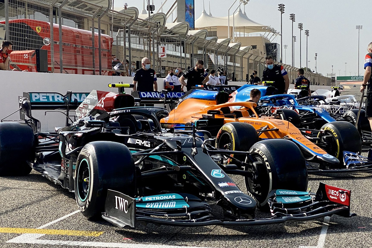 Mercedes McLaren und Alpine bei den Tests in Bahrain 2021 Credit: F1/Twitter
