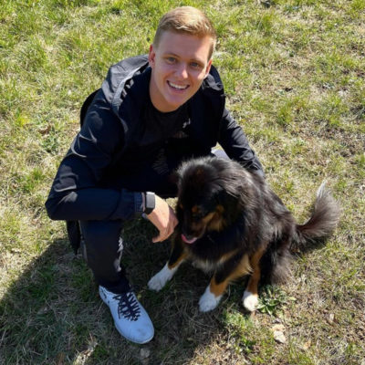 Mick Schumacher mit seinem Hund 2021
