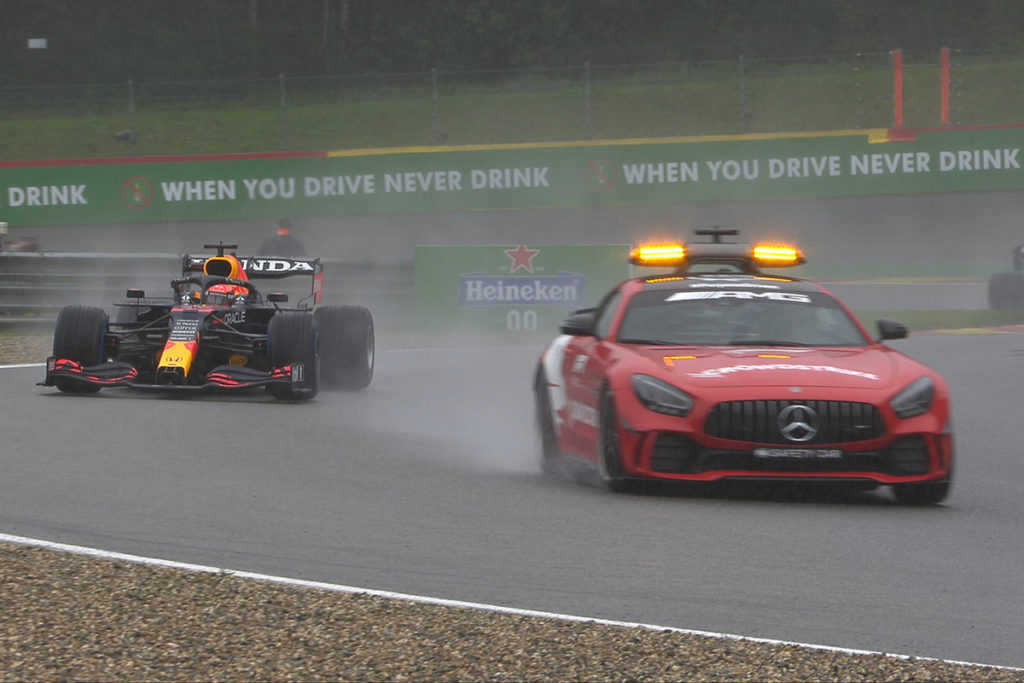 Formel 1 Max Verstappen hinterm Safety Car beim Belgien-GP. Credit: F1/Twitter