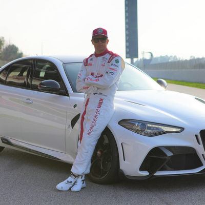 Kimi Räikkönen vor dem Alfa Romeo Giulia GTA 2021. Credit: Alfa Romeo