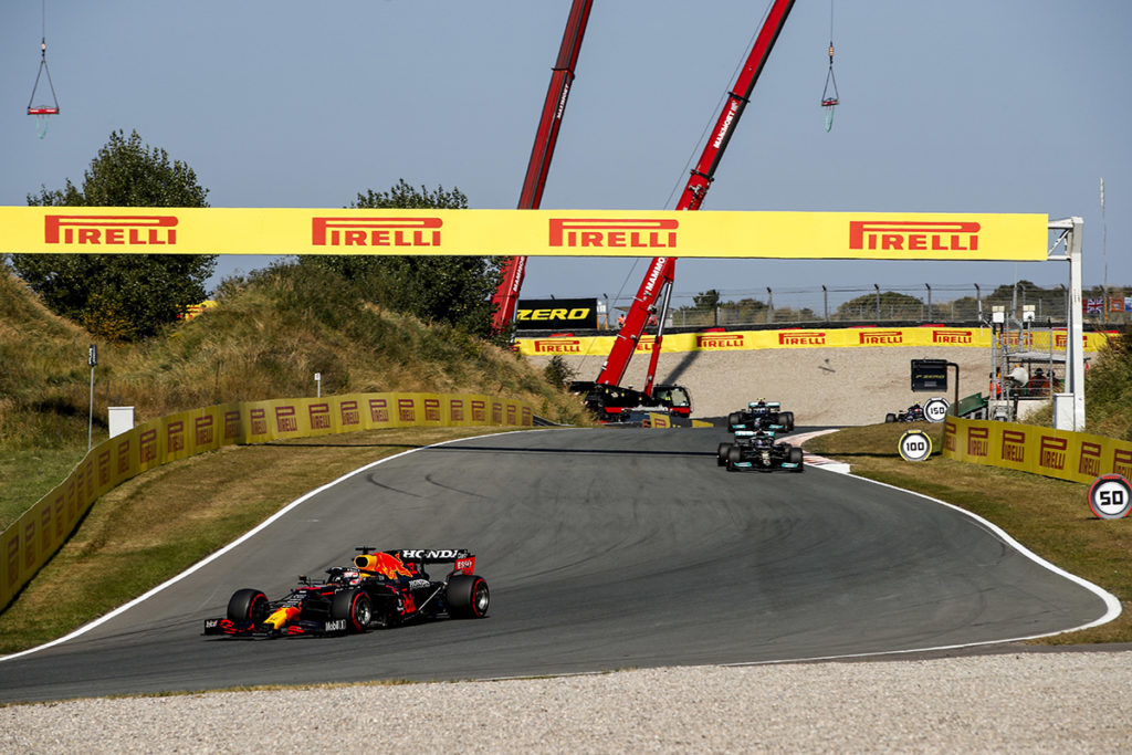 Formel 1 Max Verstappen vor beiden Mercedes beim Niederlande Grand Prix 2021