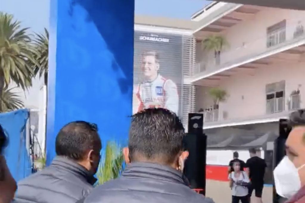 Formel 1 Mick Schumacher Mexico GP 2021 Plakat am Eingang zum Fahrerlager