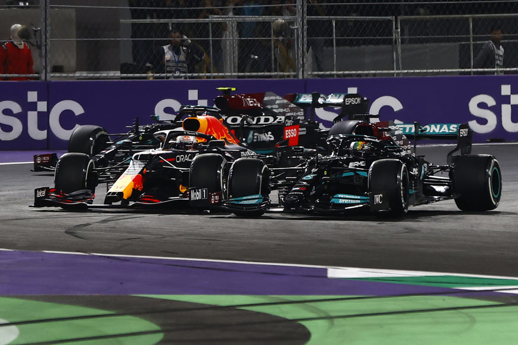 Formel 1 Lewis Hamilton und Max Verstappen im Duell Saudi Arabien GP 2021