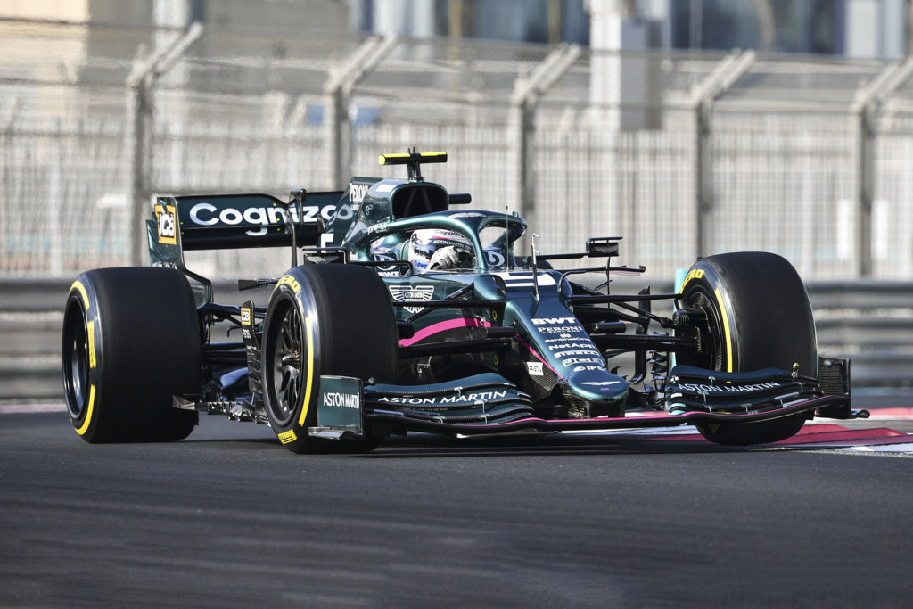 Formel 1 Sebastian Vettel Aston Martin Pirelli Reifen Test 18 Zoll 2022