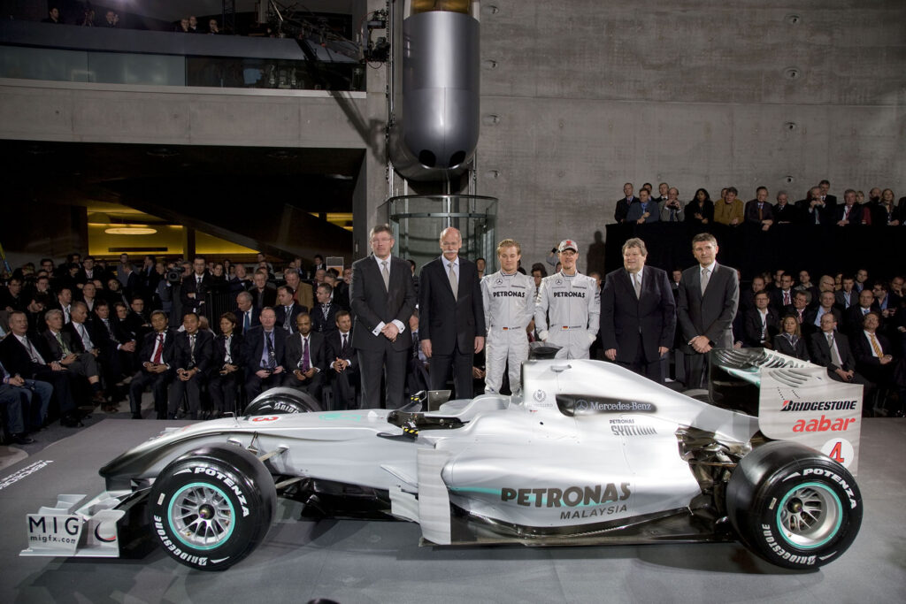 Formel 1 Ross Brawn, Dr. Dieter Zetsche, Nico Rosberg, Michael Schumacher, Norbert Haug und Nick Fry bei der Vorstellung des Formel 1-Autos von Mercedes 2010. Credit: Mercedes