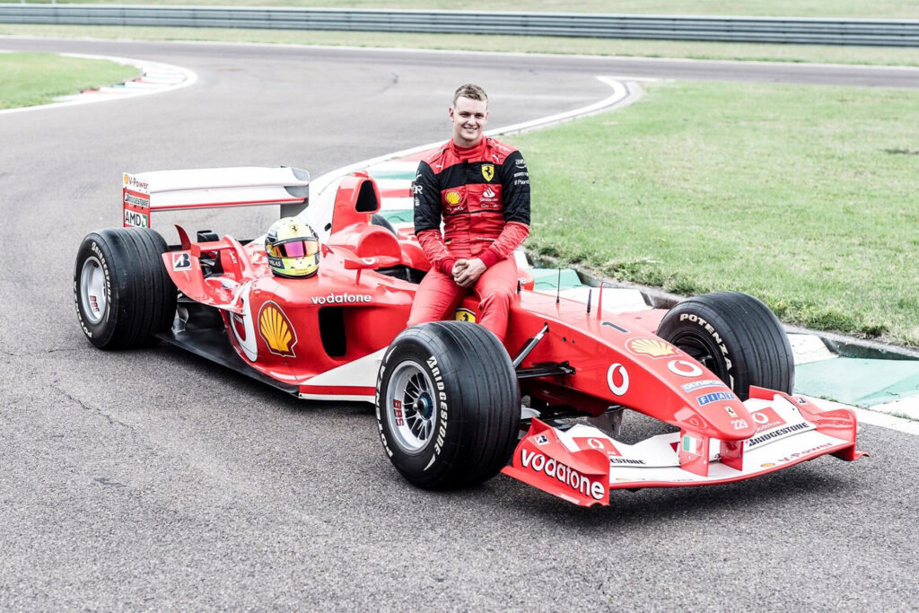 Formel 1 Mick Schumacher und der Ferrari F2003 GA Nummer 229 von seinem Vater Michael. Credit: RM Sotheby's