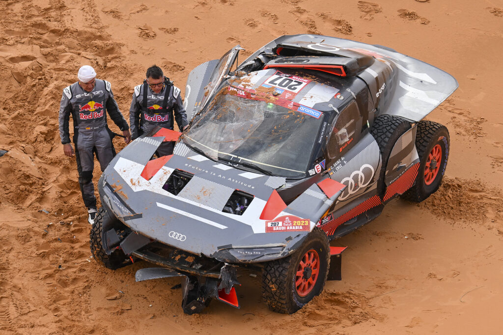 Rallye Dakar Carlos Sainz und Lucas Cruz Crash Unfall 2023. Credit: DPPI / Red Bull Content Pool