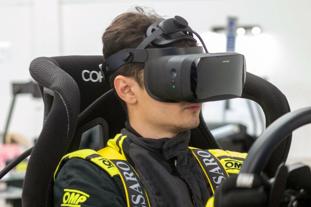Simracing mit VR-Brille, Credit: Varjo