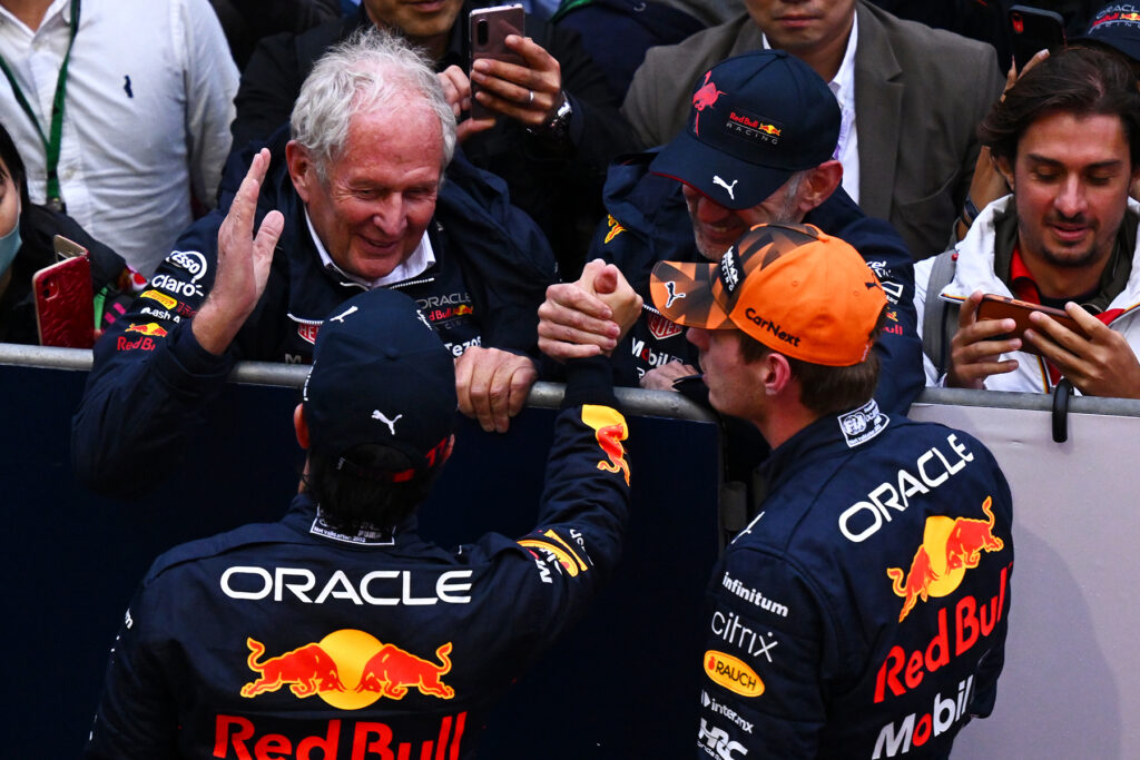 Formel 1 Dr. Helmut Marko mit Sergio Perez und Max Verstappen. Credit: Red Bull Content Pool