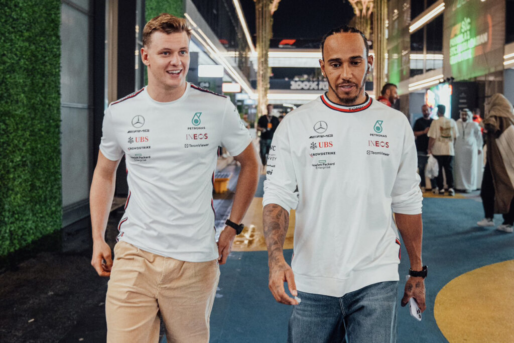 Formel 1 Mick Schumacher und Lewis Hamilton. Credit: Mercedes