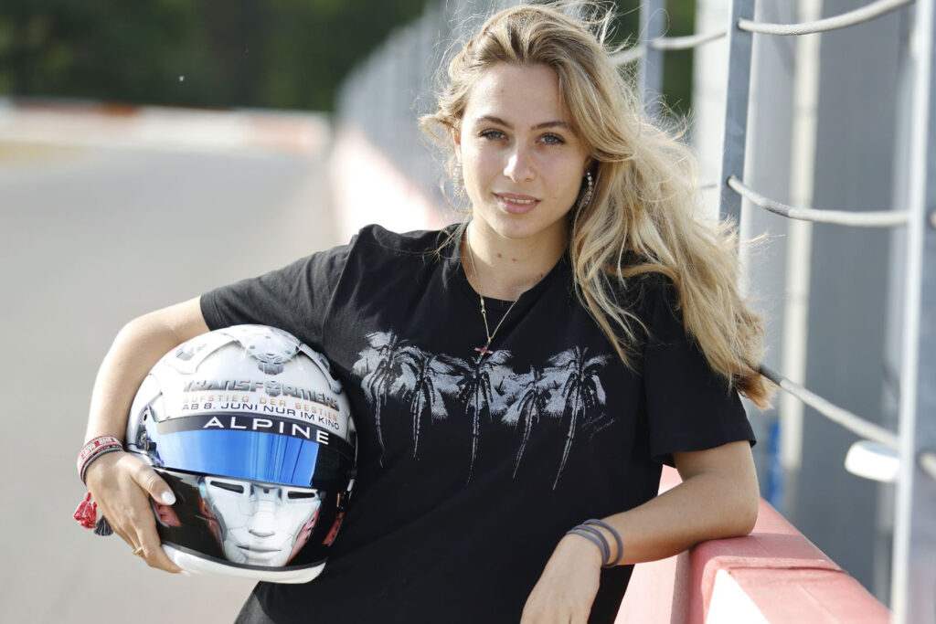 Sophia Flörsch Transformer Helm Barcelona 2023 Formel 3