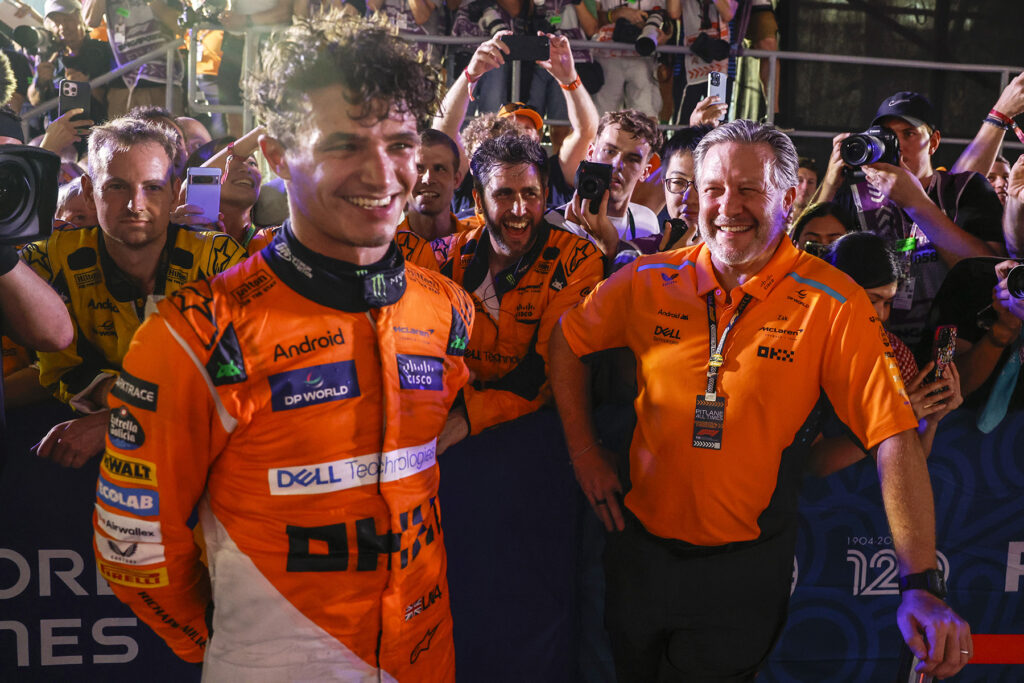 Formel 1 Lando Norris und Zak Brown McLaren Singapur 2024