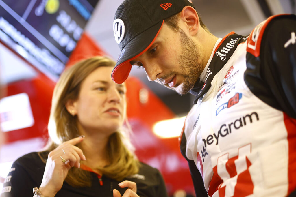 Formel 1 Laura Müller und Esteban Ocon Haas 2025